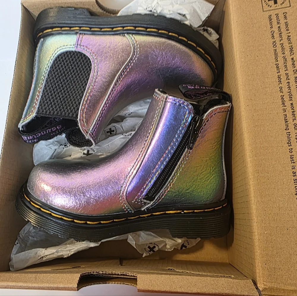 Dr Martens Boots Girls Rainbow Crinkle Unicorn Foiled Leather Kids Shoes Size 7 - Picture 5 of 7